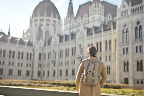 匈牙利国会大厦前的游客 · 免费素材图片