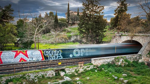 火车通过桥的延时摄影 · 免费素材图片