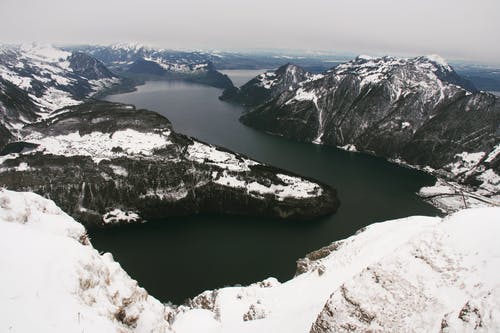 水域附近有雪的岛屿 · 免费素材图片