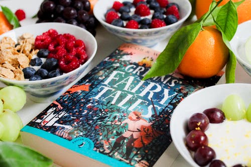 被水果包围的格林童话书 · 免费素材图片