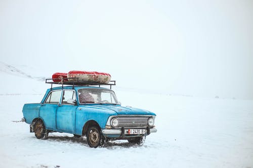 白天在雪地上的蓝色轿车 · 免费素材图片