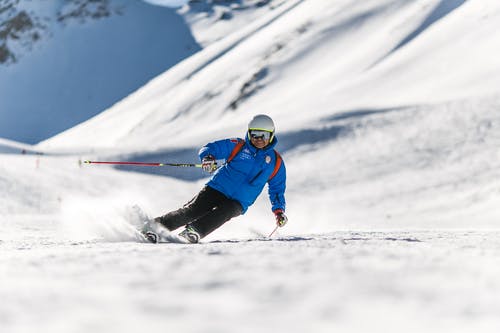 冬季男子雪地上滑雪 · 免费素材图片