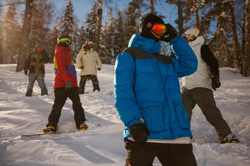 一群人在山上滑雪的泡泡夹克 · 免费素材图片