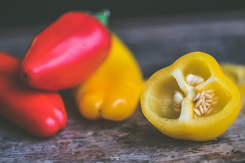 红辣椒和黄辣椒的照片 · 免费素材图片
