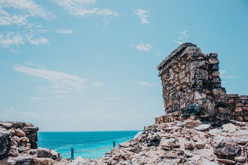 岩石地形附近海在蔚蓝的天空 · 免费素材图片