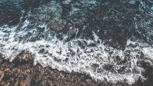 海浪拍打在岩石上的延时摄影 · 免费素材图片