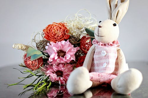 米色小兔子毛绒玩具，粉红色的布 · 免费素材图片