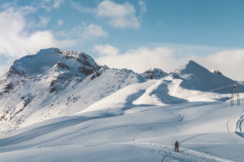 在雪山上行走的人 · 免费素材图片