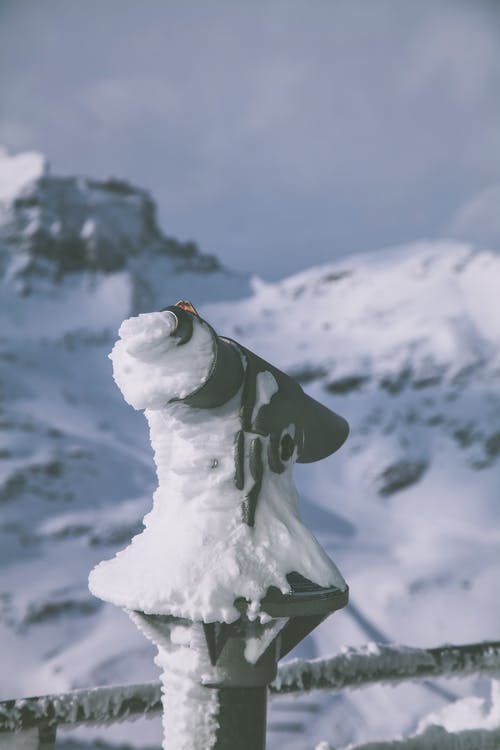 被雪覆盖的黑色相机的选择性聚焦摄影 · 免费素材图片