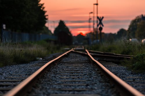 铁路在日落时的浅焦点摄影 · 免费素材图片