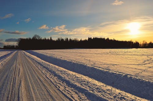 黄金时段的积雪的道路 · 免费素材图片