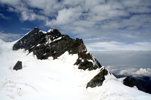 多云的天空下的雪山 · 免费素材图片