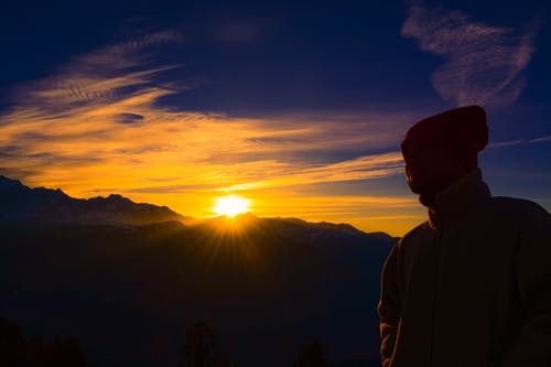 黄金时段在山附近的人的身影 · 免费素材图片