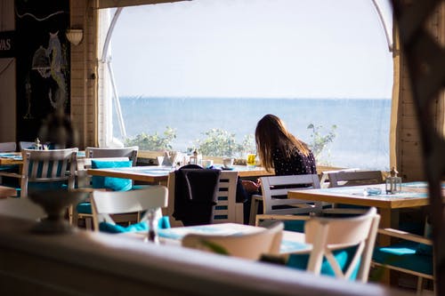 女人坐在椅子上，海景 · 免费素材图片