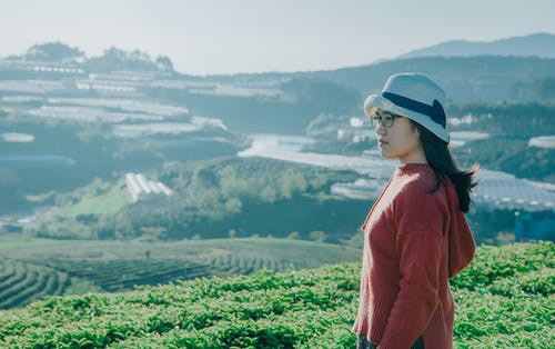 女人在山顶上的侧视图 · 免费素材图片