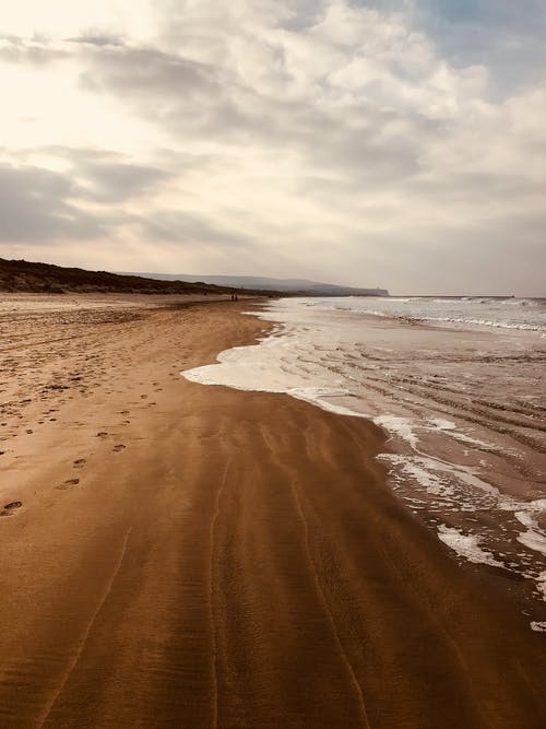 空的棕色沙子海滨 · 免费素材图片