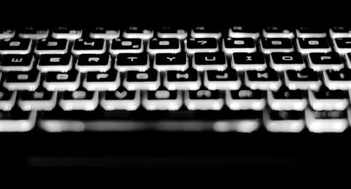 黑色和白色机械键盘，带白色led灯 · 免费素材图片