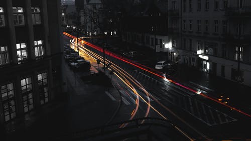 沥青路面上汽车大灯的定时摄影 · 免费素材图片