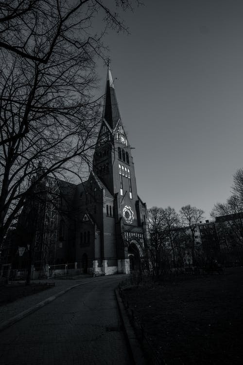 大教堂的灰度摄影 · 免费素材图片