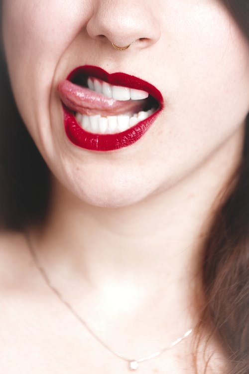 女人显示她的舌头 · 免费素材图片