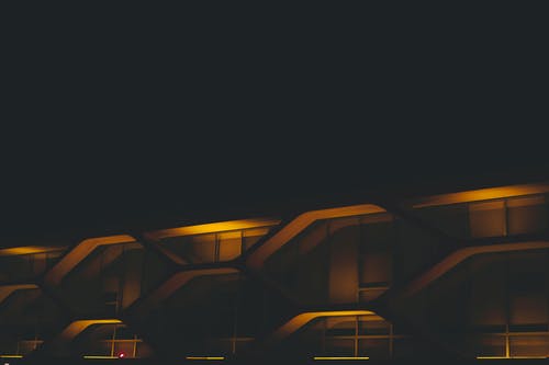 夜间建筑物的照片 · 免费素材图片
