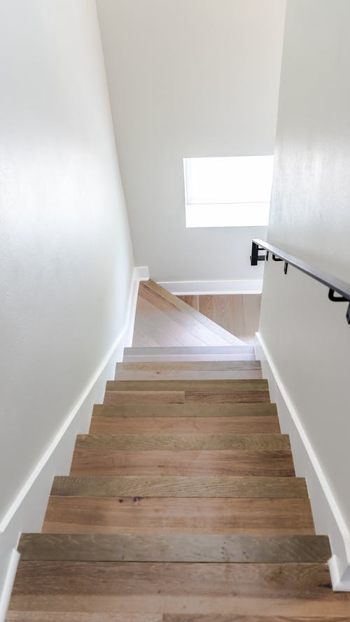 棕色木制楼梯 · 免费素材图片