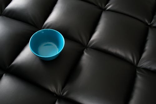 黑色皮革表面上的蓝色陶瓷碗 · 免费素材图片