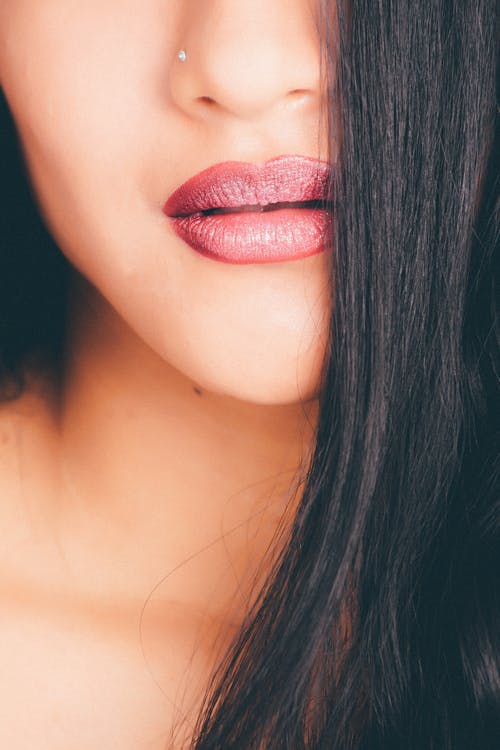 红色唇膏的女人 · 免费素材图片