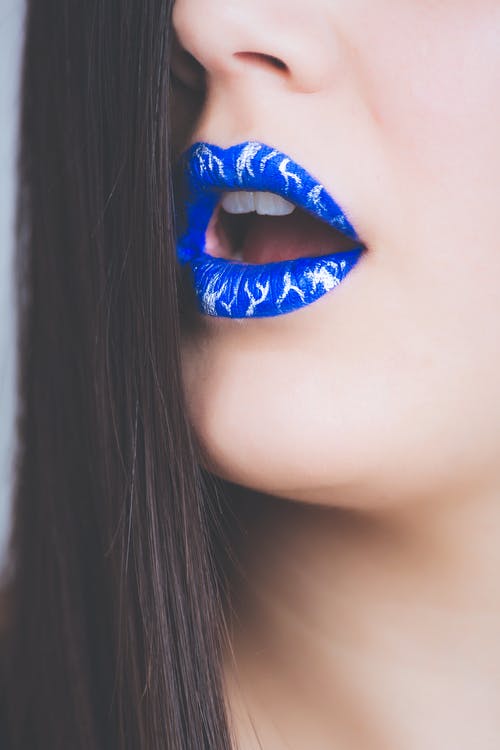 蓝色口红的女人 · 免费素材图片