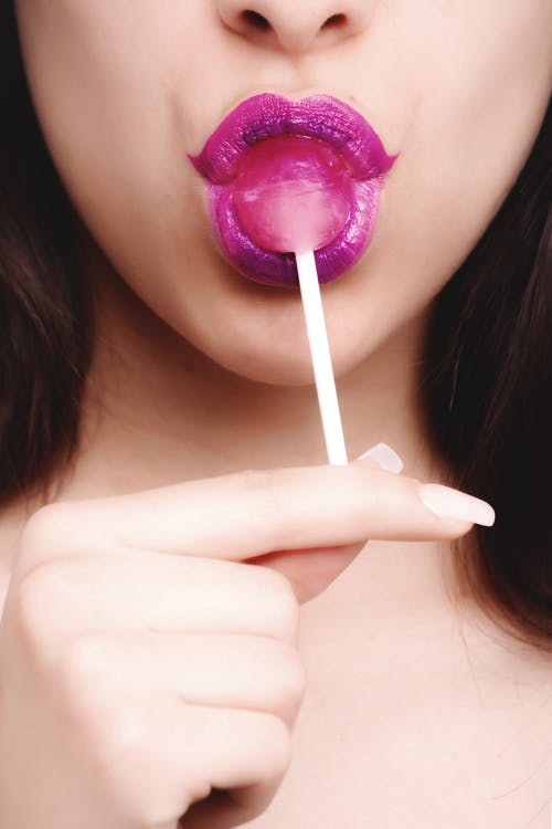粉色棒棒糖的女人 · 免费素材图片