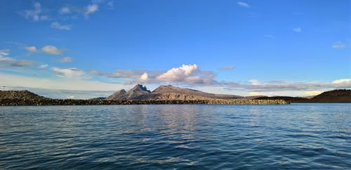 水体附近山的风景摄影 · 免费素材图片