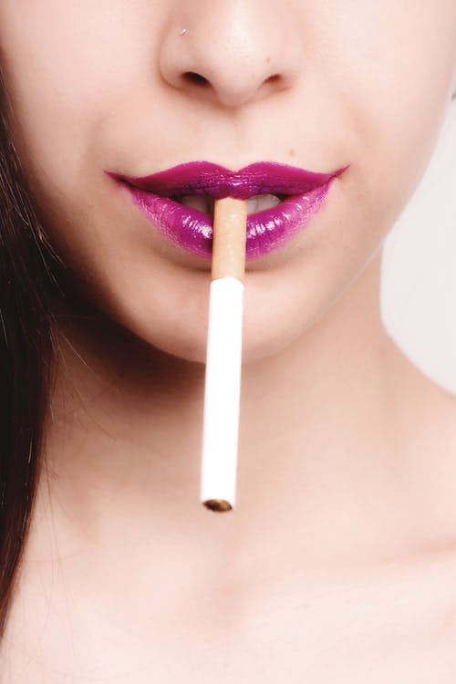 女人的嘴上的白香烟棒 · 免费素材图片