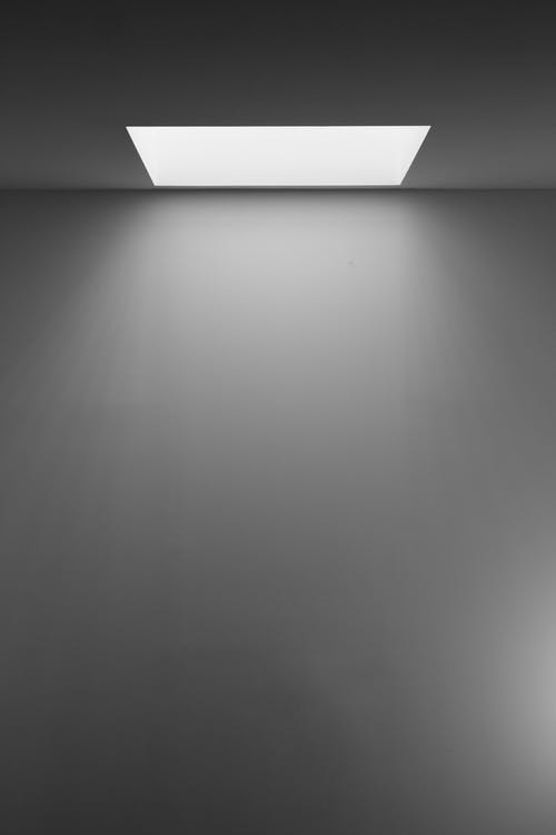 白色混凝土墙的灰度摄影 · 免费素材图片