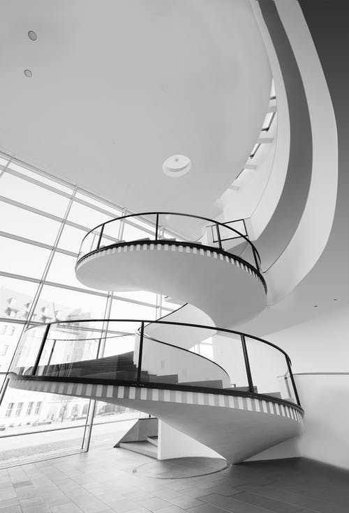 螺旋楼梯的灰度照片 · 免费素材图片
