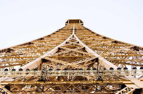 埃菲尔铁塔在虫洞视图 · 免费素材图片