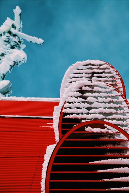 下雪在红色屋顶特写照片 · 免费素材图片