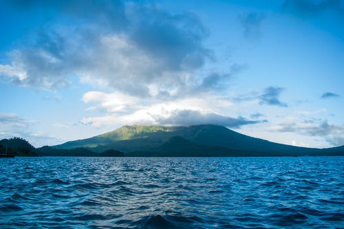 白天高雾山附近的海洋与雾 · 免费素材图片