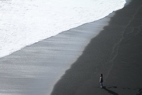 站在海边的孩子 · 免费素材图片