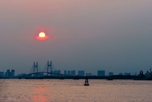 在日落期间跨海布朗桥附近船 · 免费素材图片