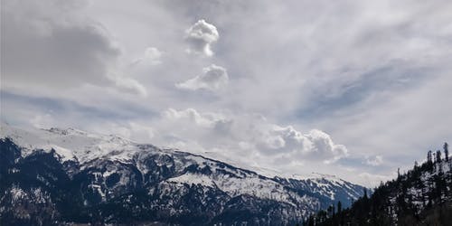 多云的天空下的山 · 免费素材图片