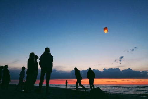 人在海边的轮廓。 · 免费素材图片