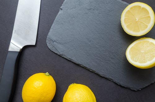 切片柠檬在厨房刀附近的摄影 · 免费素材图片
