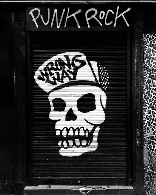 时髦的骷髅涂鸦上锁滚下黑门 · 免费素材图片