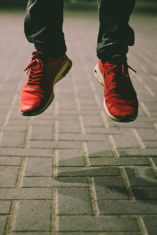 双红色跑步鞋 · 免费素材图片