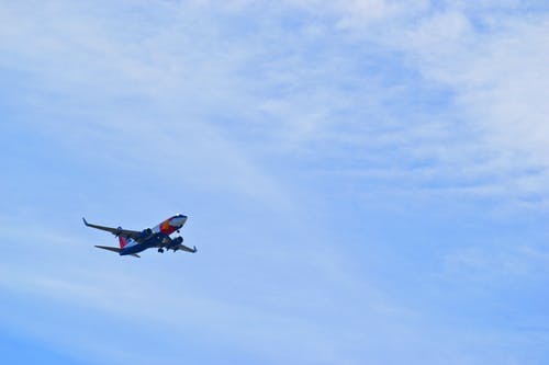 天空中的飞机 · 免费素材图片