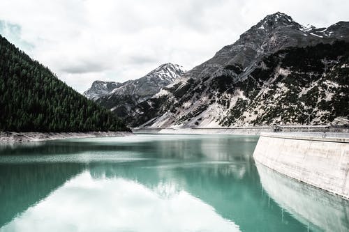 山附近水体的风景摄影 · 免费素材图片