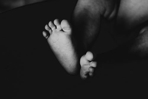 婴儿脚的灰度摄影 · 免费素材图片