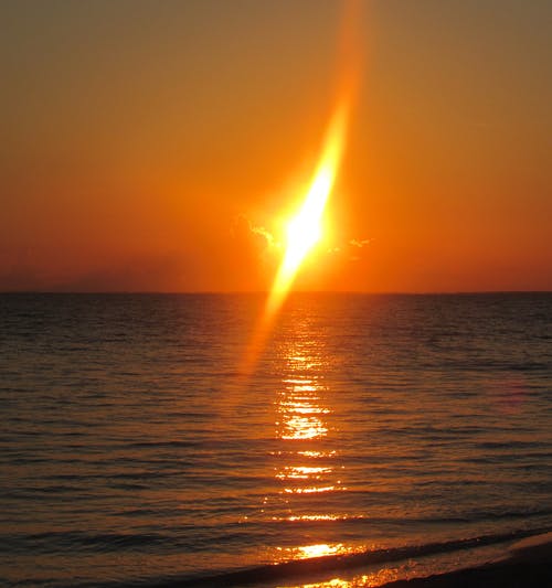 平静的海面令人惊叹的日落 · 免费素材图片