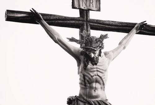 耶稣受难像的灰度照片 · 免费素材图片