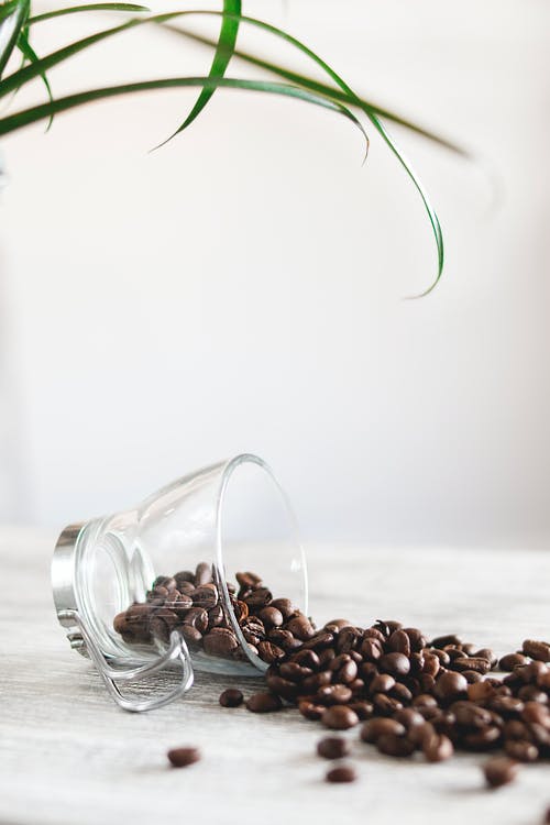 溢出的咖啡豆照片 · 免费素材图片
